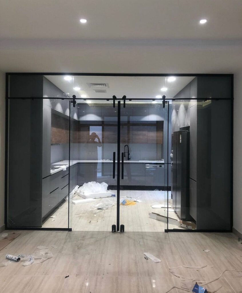 قاطع زجاج سيكوريت للمطبخ بإطار أسود — أبواب زجاج في الدمام