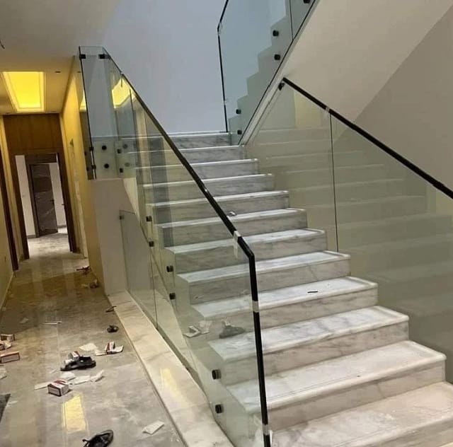 درابزين زجاج لدرج رخامي — درابزين زجاج في الدمام